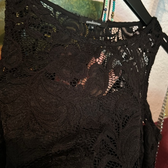 # 69 Gorgeous, black lace top - Picture 4 of 9